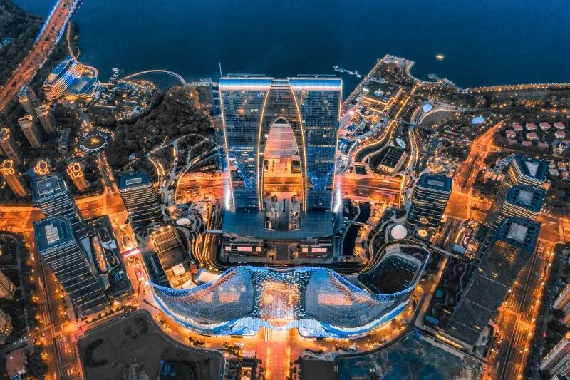 夜幕降临，苏州工业园区标志性建筑&mdash;&mdash;东方之门的灯光亮起。